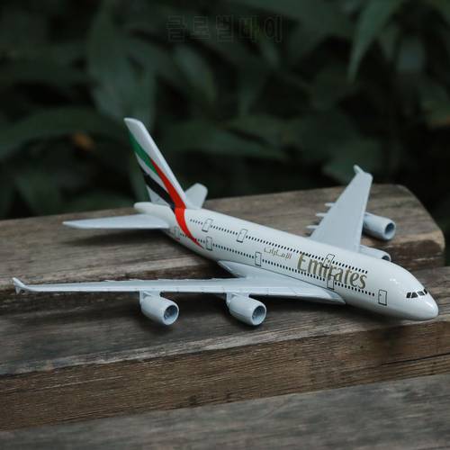 Scale 1:400 Metal Aircraft Replica Emirates Airlines A380 B777 Airplane Diecast Model Aviation Plane Collectible Toys for Boys